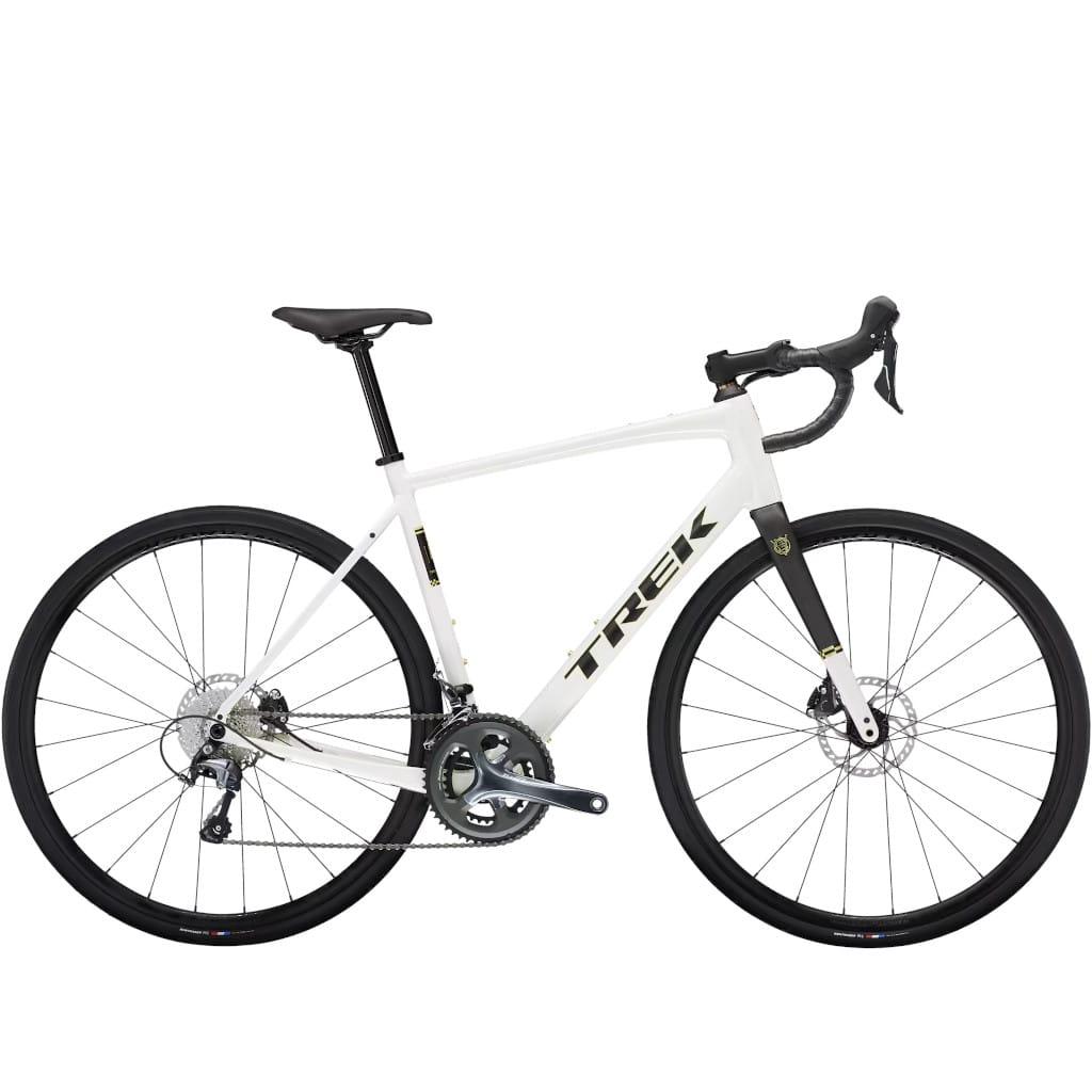 Trek Domane AL 4 Gen 4 racercykel i era white med Shimano Tiagra og hydrauliske skivebremser