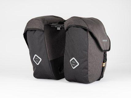 Atran Velo ZAP AVS sidetasker i grå og sort monteret på bagagebærer