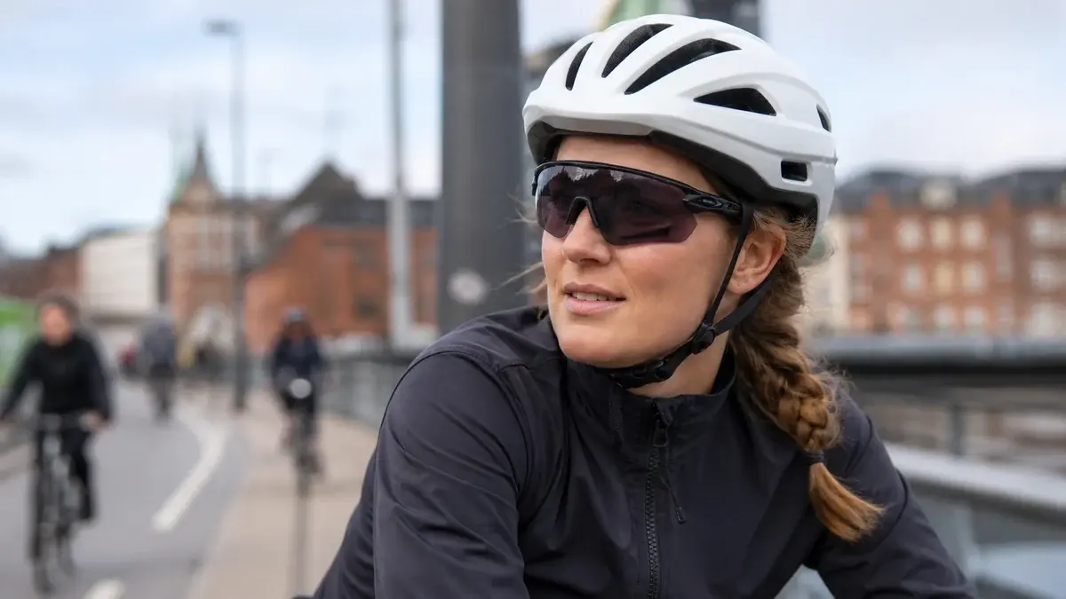 Cykelbriller 2026: vælg linsekategori før du vælger mærke